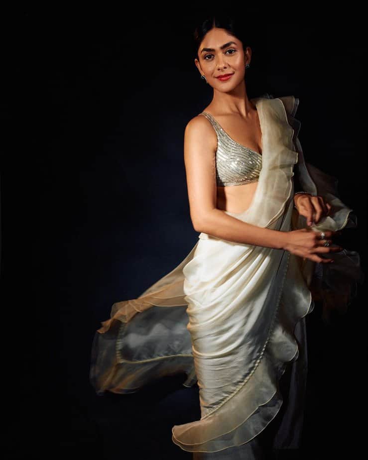 mrunal thakur - updatenews360.jpg 2 - Copy