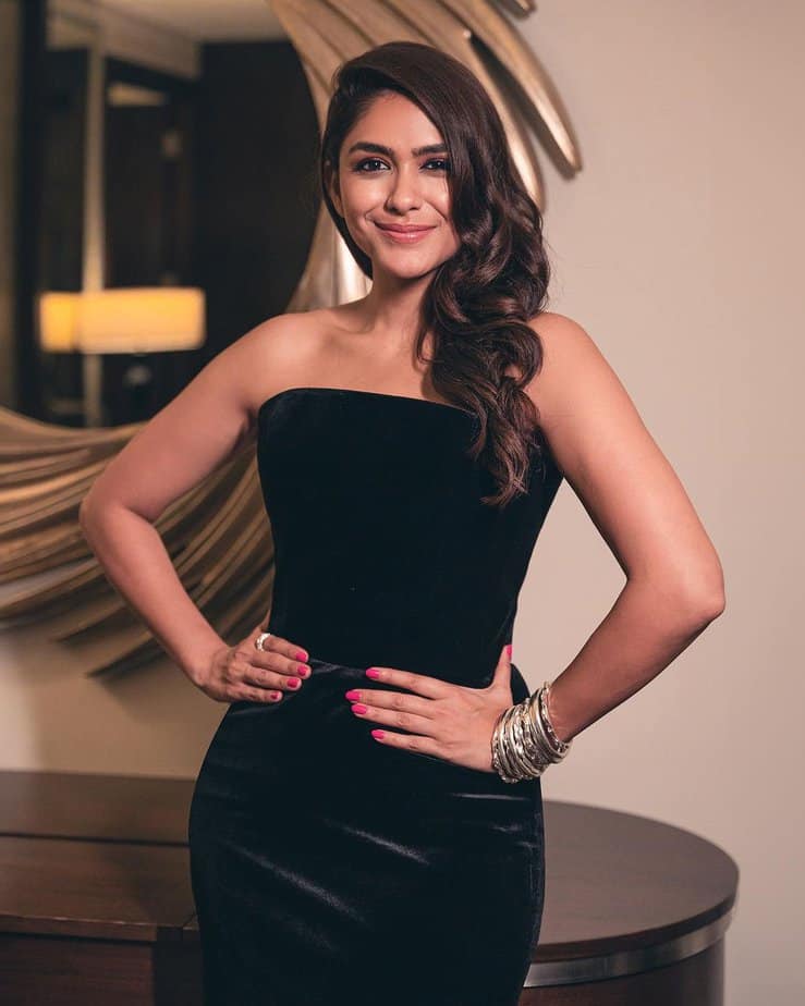 mrunal thakur - updatenews360.png 2